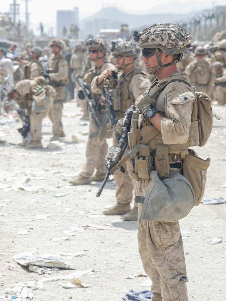 20.ago.2021 - Fuzileiros navais dos EUA e civis durante uma evacuação no Aeroporto Internacional Hamid Karzai, em Cabul, Afeganistão - AFP/Nicholas Guevara/US Marine Corps