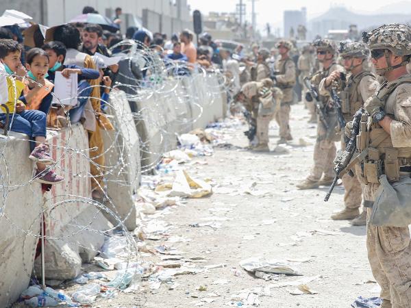 20.ago.2021 - Fuzileiros navais dos EUA e civis durante uma evacuação no Aeroporto Internacional Hamid Karzai, em Cabul, Afeganistão - AFP/Nicholas Guevara/US Marine Corps