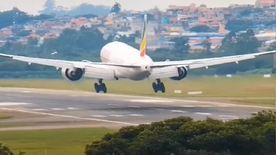 O momento do pouso do Boeing 777F - Reprodução/YouTube
