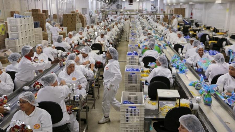 Funcionários trabalham em fábrica de ovos de Páscoa - Paulo Whitaker/Reuters