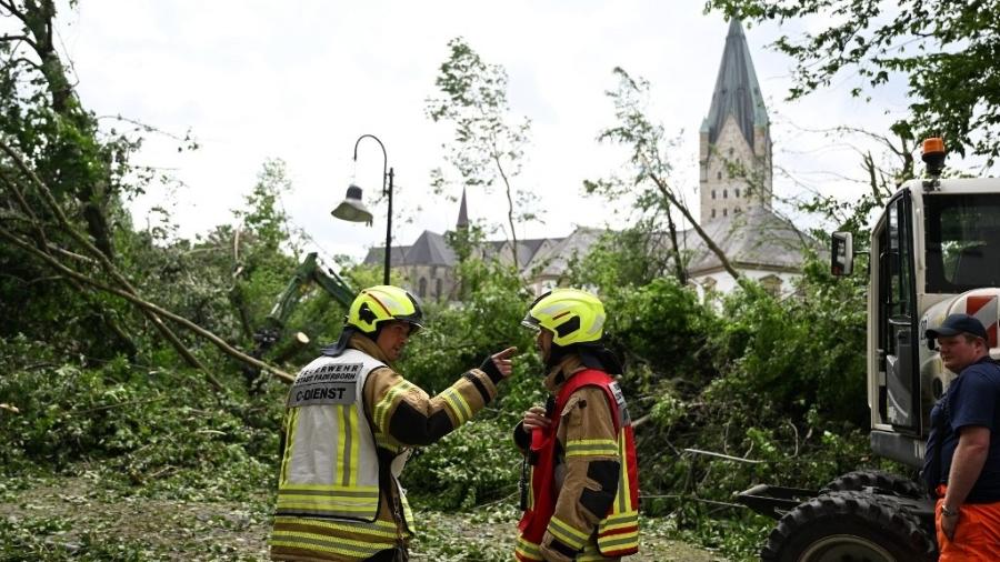 Árvores caídas na cidade de Paderborn, na Alemanha, após tempestade - Ina Fassbender/AFP