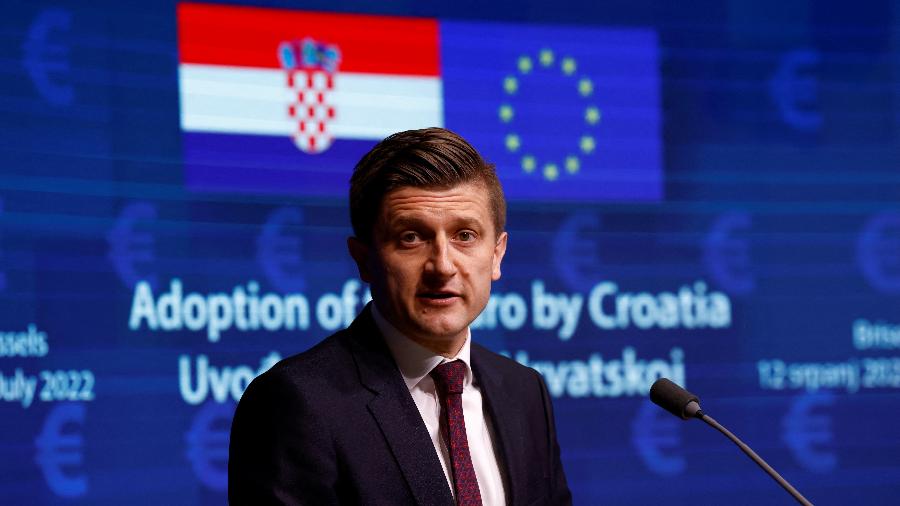 12.jul.22 - O ministro das Finanças da Croácia, Marko Primorac, fala durante uma cerimônia de assinatura sobre a adoção do euro pela Croácia em Bruxelas, Bélgica - YVES HERMAN/REUTERS
