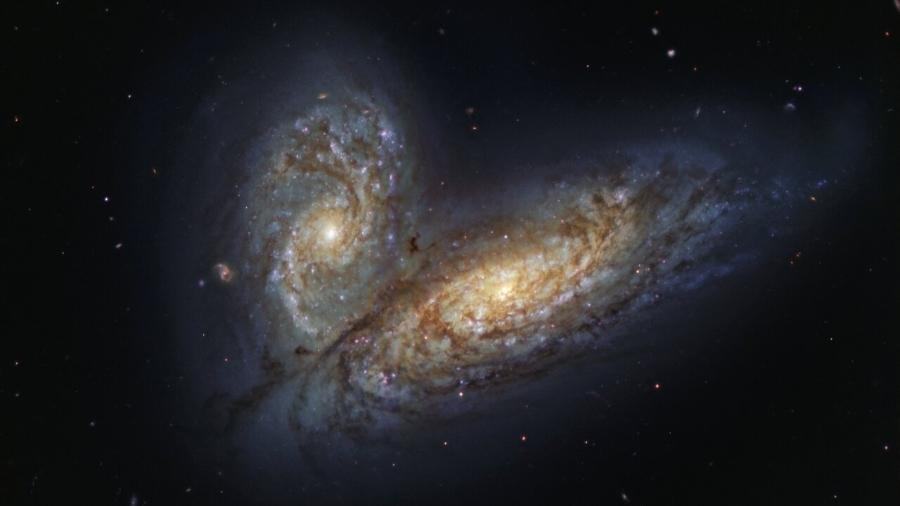 Galáxias conhecidas como NGC 4568 e NGC 4567 foram flagradas em pleno processo de colisão e fusão - International Gemini Observatory/NOIRLab/NSF/AURA/Divulgação