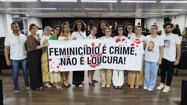 Mulheres erguem faixa após a condenação de Arnóbio 