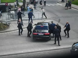 Vídeo mostra momento em que primeiro-ministro da Eslováquia é baleado 