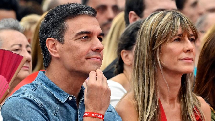 21.jul.2023 - O primeiro-ministro da Espanha, Pedro Sánchez, ao lado da primeira-dama Begoña Gómez