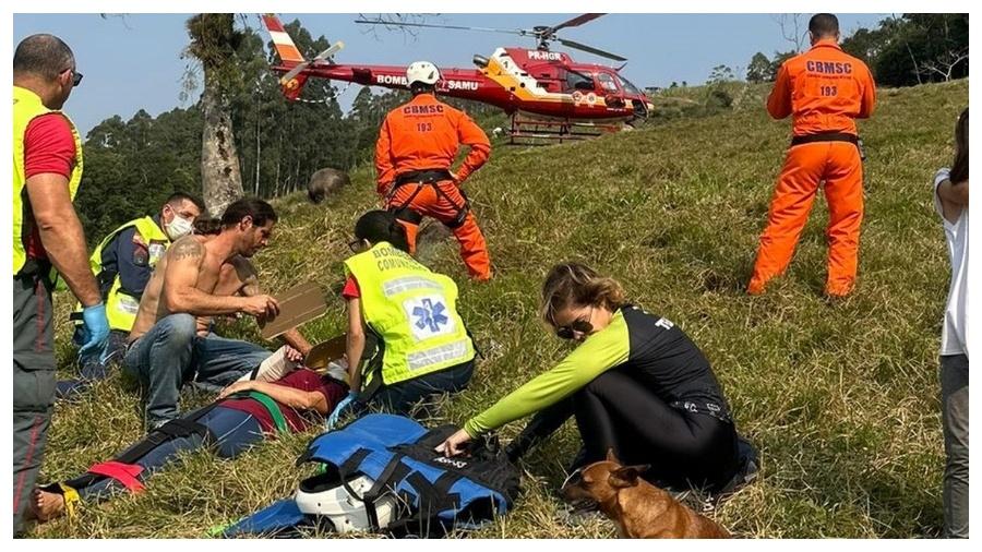 A mulher foi resgatada após cair durante voo de asa-delta