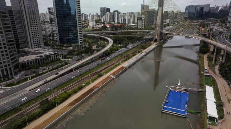 Rio Pinheiros em um dia de outubro de 2023; águas normalmente não têm cor verde