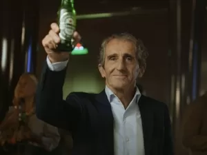 Alain Prost brinda a Ayrton Senna em comercial da Heineken