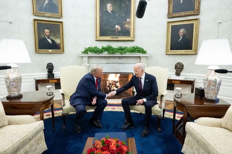 Joe Biden e Donald Trump apertaram as mãos durante reunião na Casa Branca