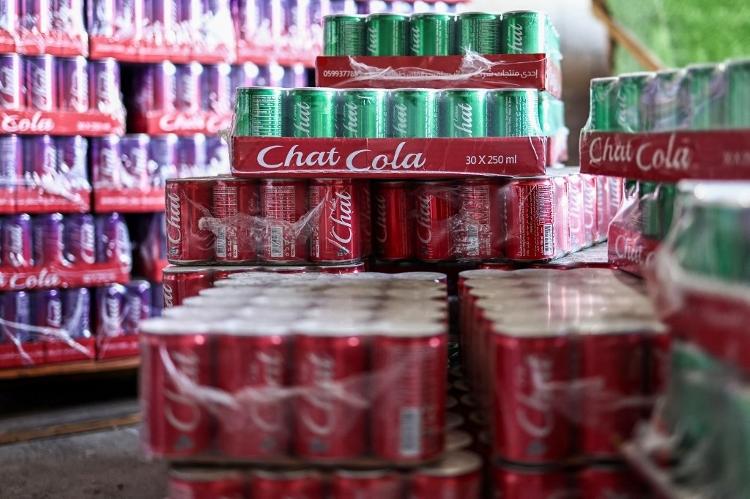 Caixas de bebidas na fábrica da empresa palestina de bebidas Chat Cola, na cidade de Salfit, na Cisjordânia