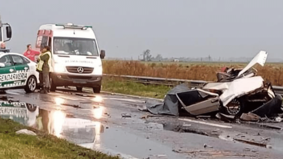 Carro ficou completamente destruído