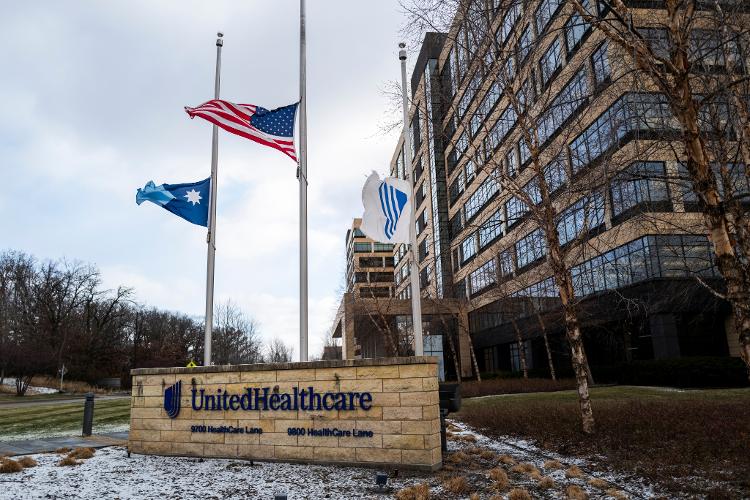 Bandeiras a meio-mastro marcam o luto na sede da UnitedHealthcare em Minnesota, nos EUA, após o assassinato de Brian Thompson