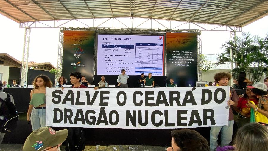 Audiência pública sobre extração de urânio foi realizada com protesto de moradores de Santa Quitéria (CE) Audiência pública sobre extração de urânio foi realizada com protesto de moradores de Santa Quitéria (CE)