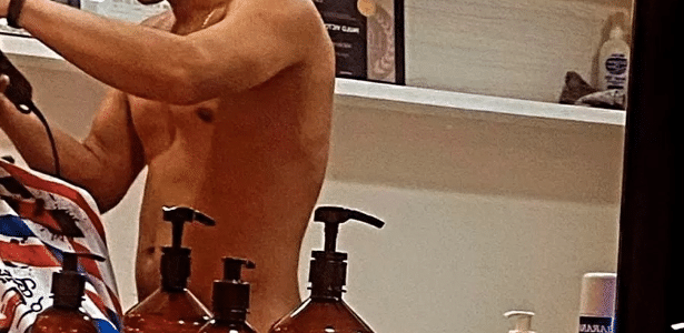 Pelados na barberaria: negócio nudista atrai fetichistas e rende R$ 20 mil