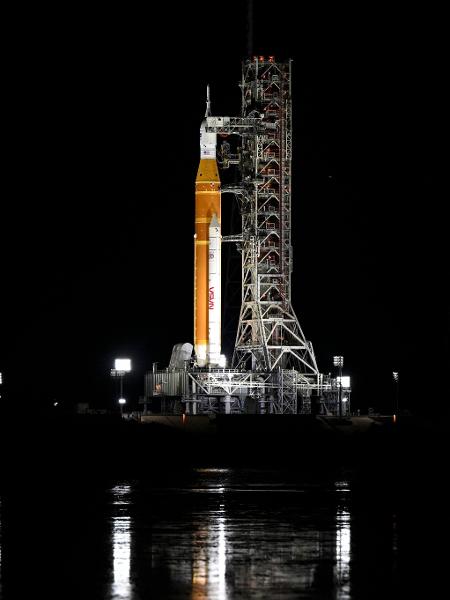 Foguete SLS, da missão Artemis 2, da Nasa, em estação de lançamento no centro espacial Kennedy, em Cabo Canaveral, na Flórida (EUA)