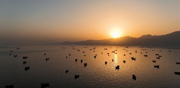Irã fecha Hormuz, setor de serviços cresce em março: os destaques de hoje