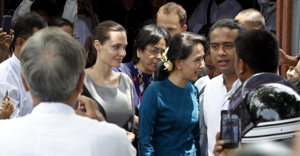 1º.ago.2015 - A atriz norte-americana e embaixadora da agência para refugiados, da ONU, Angelina Jolie e a líder oposicionista Aung San Suu Kyi, conhecem uma fábrica de roupas em Mianmar, neste sábado (1º). Jolie está no país para uma visita de seis dias