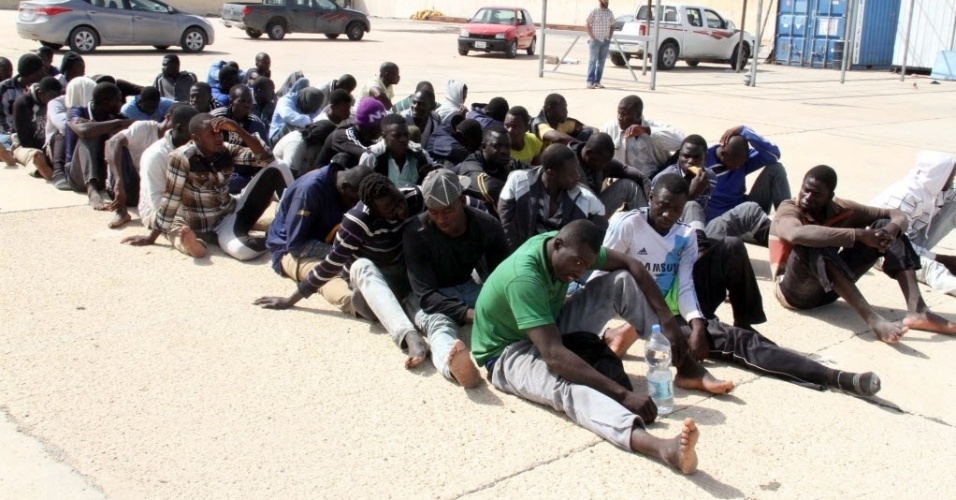 3.set.2015 - Imigrantes resgatados pela guarda costeira da Líbia que estavam em direção a Itália pelo Mar Mediterrâneo, permanecem na base naval na capital