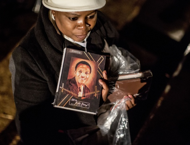 Fiel segura livro com foto de Benedict Daswa, durante vigília por sua beatificação em Thohoyandou, na África do Sul