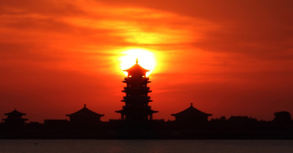 14.set.2015 - Construções antigas são iluminadas pelo sol, em Penglai, província de Shandong, na China