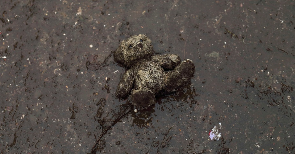 29.set.2015 - Um urso de pelúcia abandonado é visto no chão perto da fronteira croata perto da aldeia de Berkasovo, na Sérvia