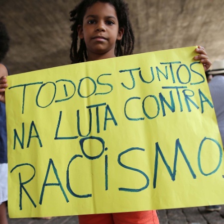 20.nov.2015 - Jovem pede fim do racismo durante marcha de celebração do Dia da Consciência Negra, na avenida Paulista, região central de São Paulo - Renato S. Cerqueira/Futura Press/Estadão Conteúdo