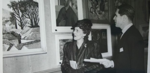 Duquesa de Kent examina obra ao lado do diretor de artes do British Council; modernismo brasileiro em espaço de conservadorismo artístico - Reprodução