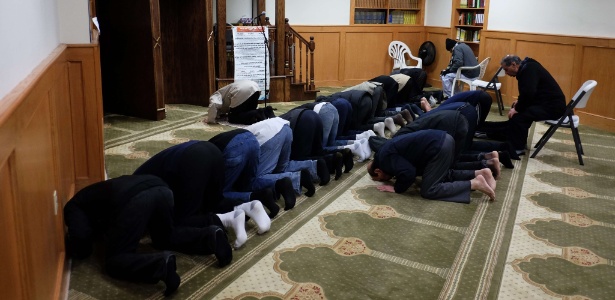 Muçulmanos rezam em mesquista de Jersey City, em Nova Jersey (EUA)