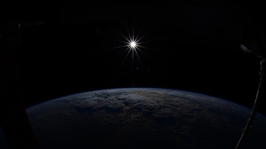 10.dez.2015 - Fotografia do astronauta Kjell Lindgren, em seu último dia na Estação Espacial Internacional, mostra a Terra vista do Espaço - Reprodução/Twitter