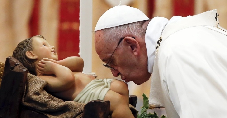 27.dez.2015 - Papa Francisco beija uma estátua do menino Jesus durante a Santa Missa para a Família, na basílica de São Pedro, no Vaticano