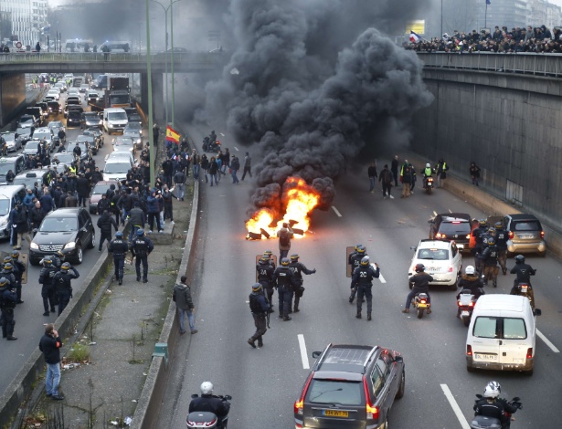 26.jan.2016 - Policiais tentam conter manifestantes em Paris (França) durante protesto de taxistas contra aplicativos de compartilhamento de veículos, como o Uber - Thomas Samson/AFP