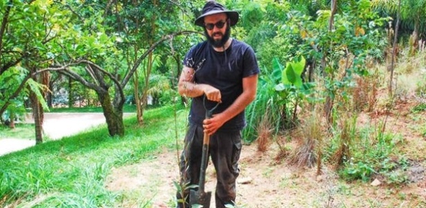 Daniel Caballero planta árvores do cerrado em praça da Vila Madalena - BBC Brasil