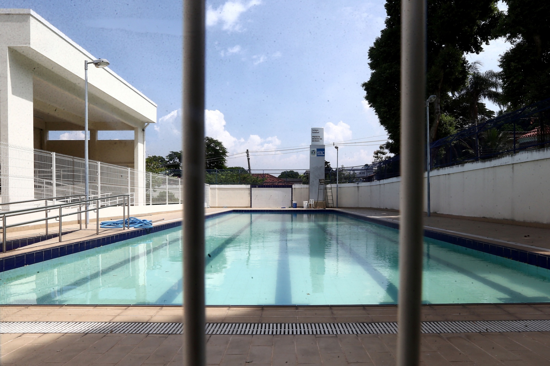 29.mar.2016 - A Escola Prefeito Mendes de Moraes, na Ilha do Governador, está tomada por cerca de cem  estudantes desde o dia 21. O colégio tem sala de dança e laboratório de informática, mas, segundo os alunos, nunca foram abertos para eles.  A secretaria pediu a reintegração de posse das escolas ocupadas - WiltonJunior/Estadão Conteúdo