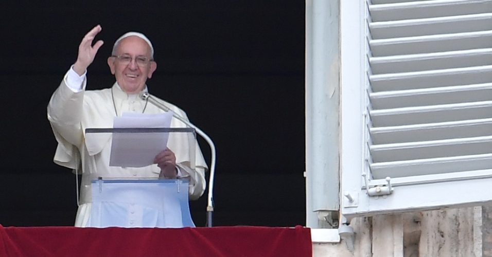 1º.mai.2016 - O papa Francisco saúda a multidão reunida na praça de São Pedro, no Vaticano, durante o ângelus deste domingo (1)