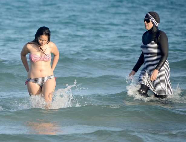 Tunisina veste "burquíni" na praia de Bizerte, próximo a Túnis - Fethi Belaid/AFP