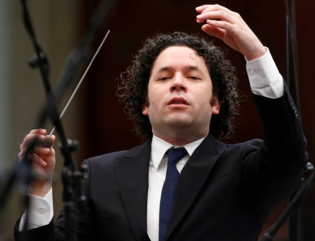 15.fev.2014 - O maestro venezuelano Gustavo Dudamel conduz concerto em Caracas - Jorge Silva/Reuters