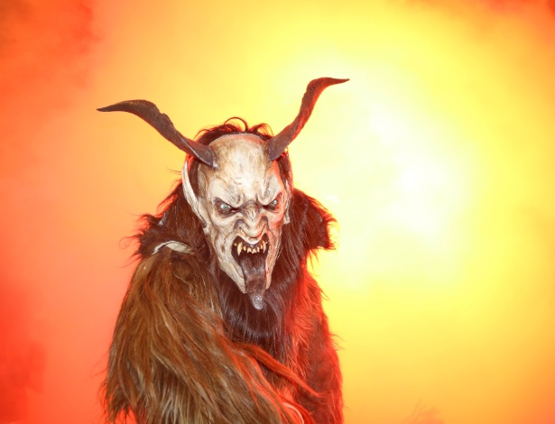 A figura do Krampus faz parte da comemoração de Natal em alguns países do mundo, como Itália e Áustria, quando as pessoas se fantasiam com máscaras e chifres - Getty Images