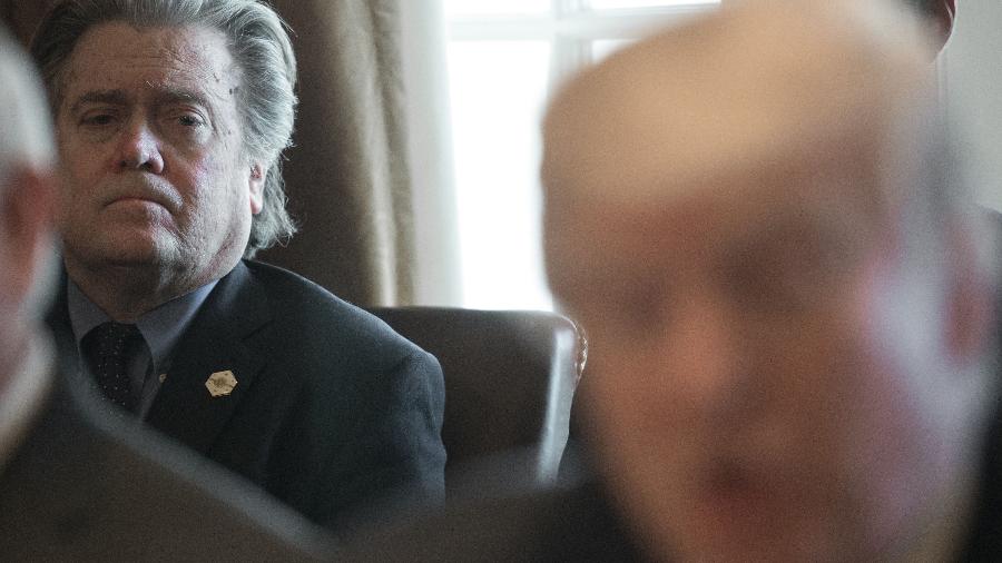 13.mar.2017 - Steve Bannon ouve o presidente dos EUA Donald de Trump durante encontro com a imprensa na Casa Branca - Nicholas Kamm/ AFP