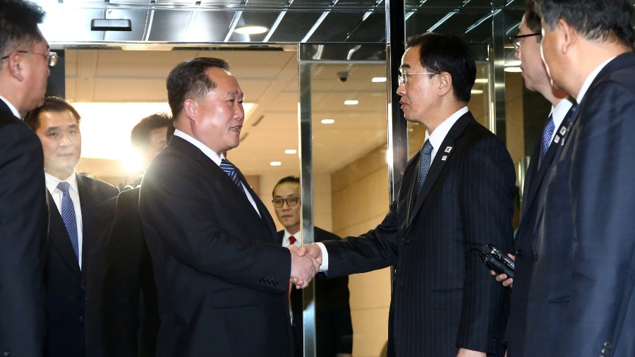 Chefe da delegação da Coreia do Norte, Ri Son Gwon (esq.), cumprimenta o sul-coreano Cho Myoung-gyon - Reuters