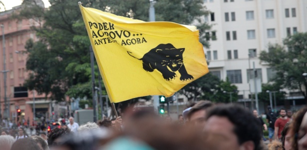 Bandeira do movimento negro do PSOL durante ato em memória à Marielle Franco
