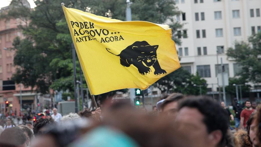 15.mar.2018 - Protesto do PSOL, em MG, contra morte da vereadora Marielle Franco teve bandeira do movimento negro do partido -  Pedro Vale/AGIF/Folhapress