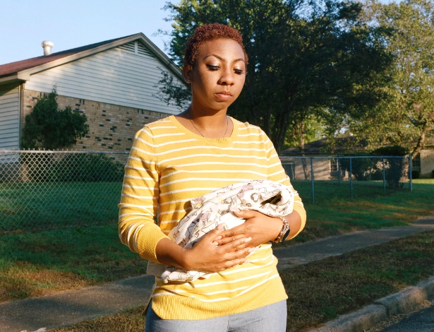 Chastity Bee, que sofreu um aborto espontâneo em 2014, segura um cobertor de bebê - Miranda Barnes/The New York Times