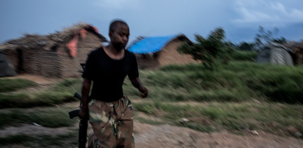 7.out.18 - Soldado sul-africano das Nações Unidas reage a tiroteios em Oicha, perto de Beni, na República Democrática do Congo - John Wessels/AFP