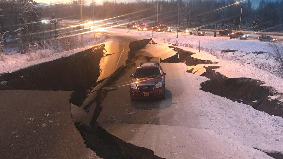 Foto de Tomasz Sulcynzski mostra sua SUV presa na estrada após terremoto que atingiu Anchorage, no Alasca - Joshua Corbett/The New York Times