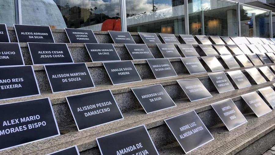 Placas com os nomes dos mortos e desaparecidos na tragédia de Brumadinho são colocadas na escadaria da sede da Vale no Rio  - Reprodução/Facebook