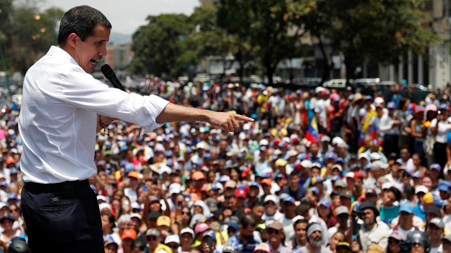 1º.mai.2019 - Juan Guaido gesticula enquanto fala aos partidários durante uma manifestação contra o governo do presidente da Venezuela, Nicolas Maduro - REUTERS/Carlos Garcia