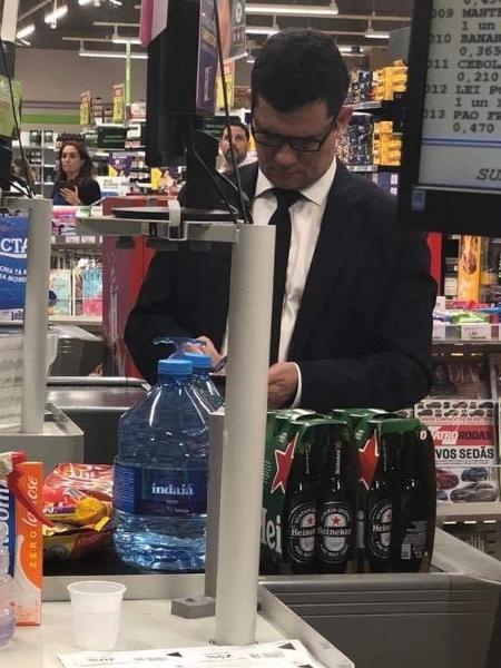 o-ministro-da-justica-sergio-moro-foi-flagrado-fazendo-compras-em-um-supermercado-1558545505502_v2_450x600.jpg