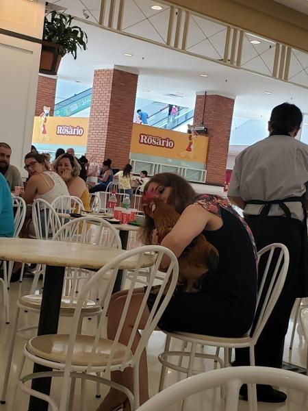 Mulher levou galo para passear no Praia de Belas Shopping, em Porto Alegre - Luiz Caldas Milano Júnior