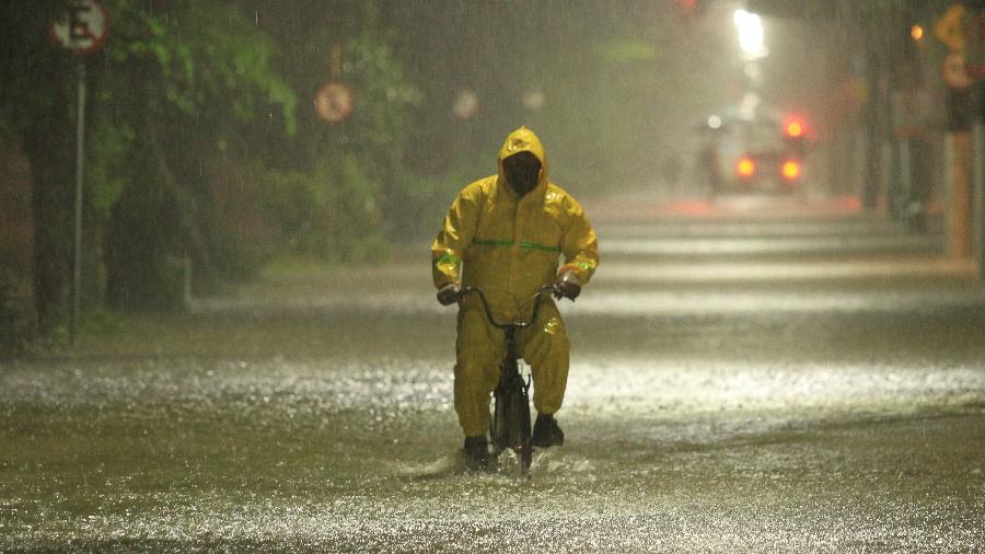 Ciclista enfrenta chuva  na Avenida Senador Pinheiro Machado com rua Nove de Julho no bairro da Marapé, em Santos - Fabrício Costa/Estadão Conteúdo